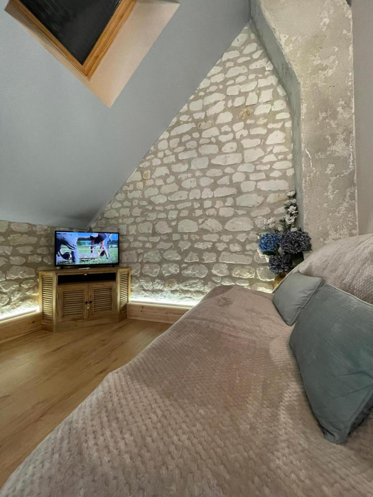 Hotel Le Relais, La Dormance, Le Bois Dormant à Châteauvieux Extérieur photo